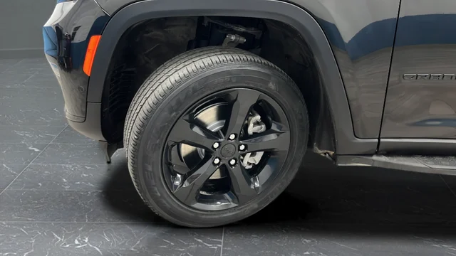 Certified Used 2024 Diamond Black Crystal Pearlcoat Jeep Limited image 38