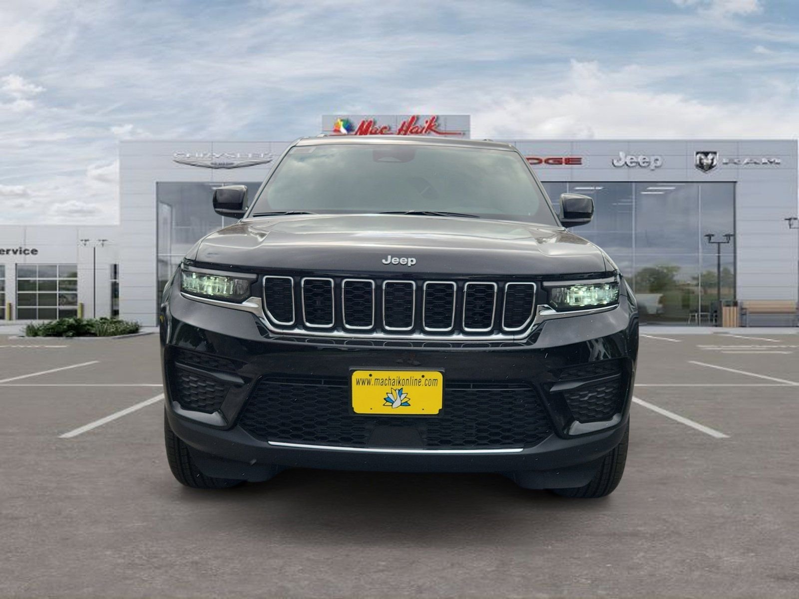 New 2026 Diamond Black Crystal Pearl-Coat Exterior Paint Jeep Laredo image 8