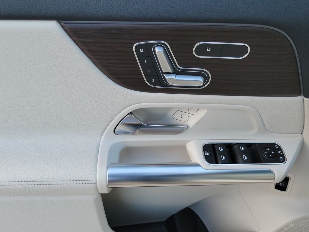 New 2026 Polar White Mercedes-Benz GLA 250 image 17