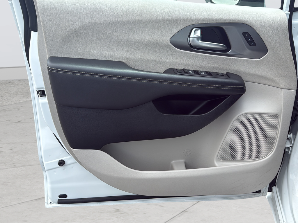 Used 2023 White Chrysler Touring L image 18
