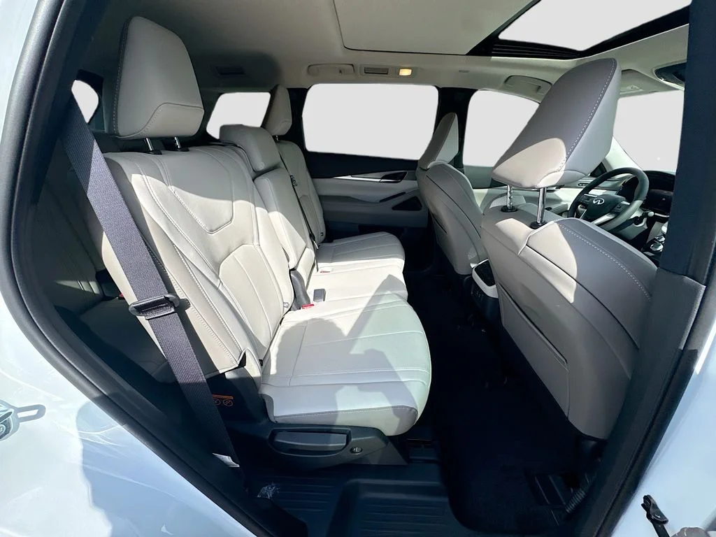 New 2027 RADIANT WHITE INFINITI Pure FWD image 29