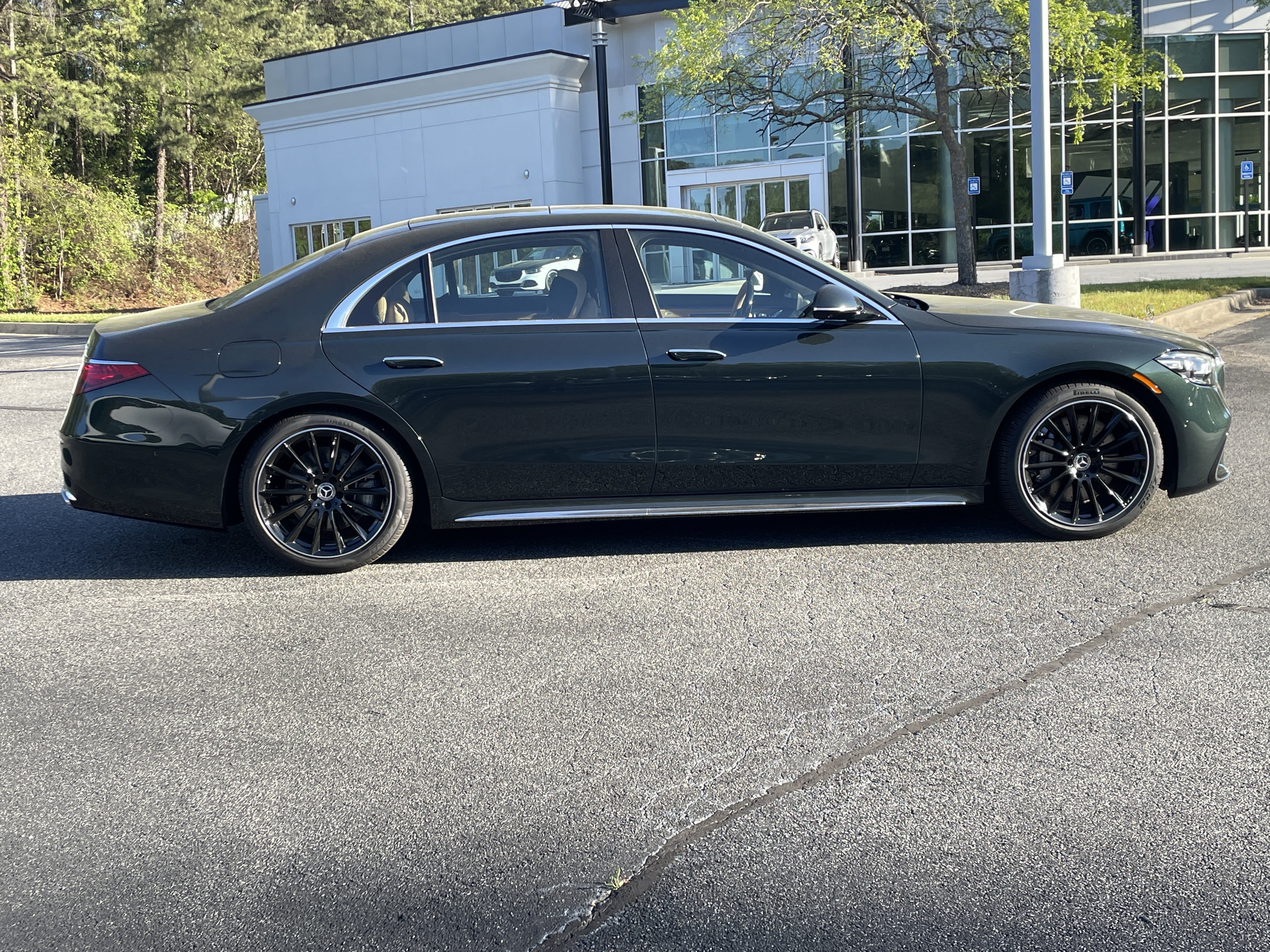 New 2026 MANUFAKTUR Exclusive Allanite Green Metallic Mercedes-Benz S 580 4MATIC® Sedan image 5