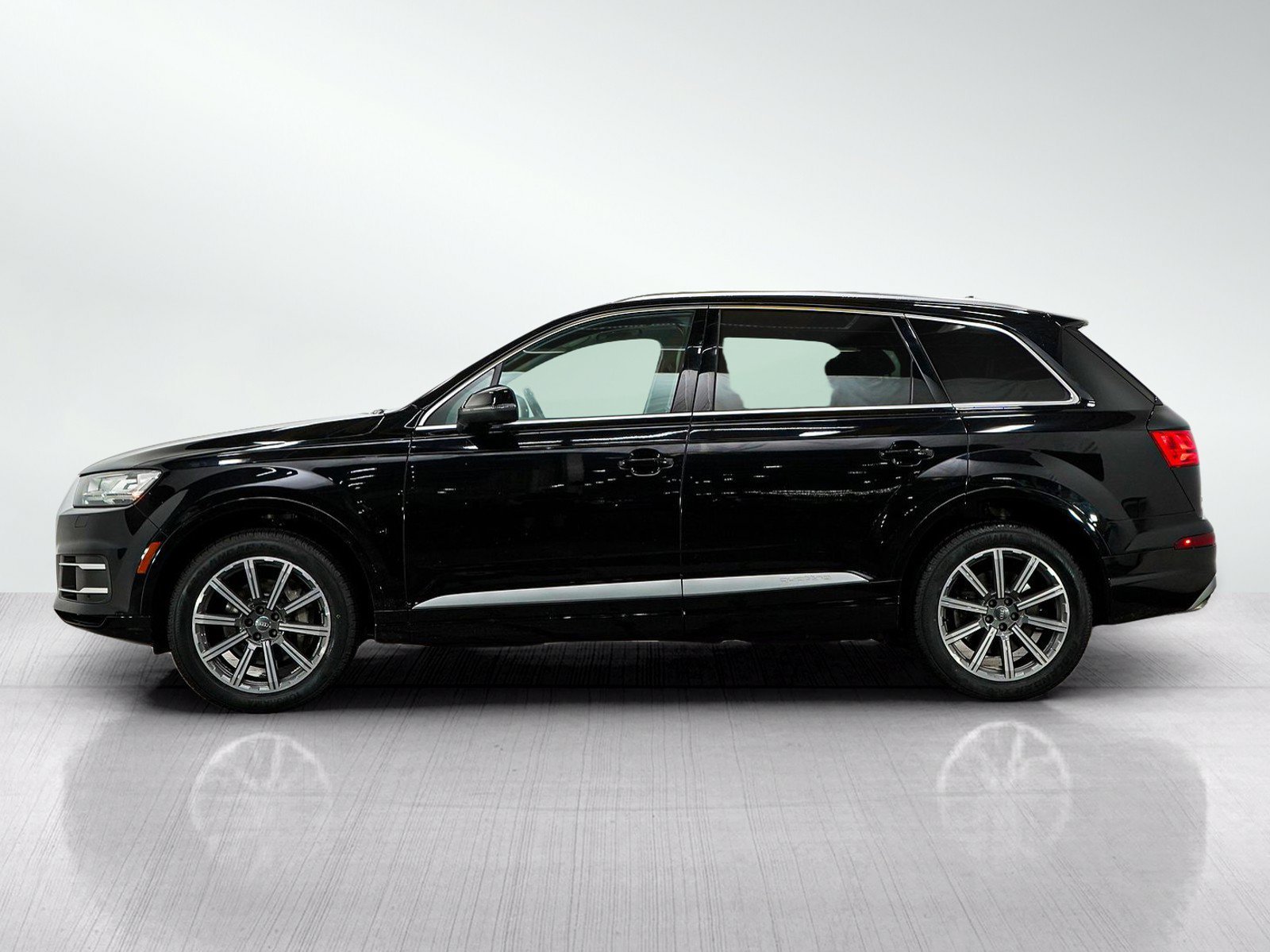 Used 2017 Audi Q7 Premium Plus with VIN WA1LAAF74HD049138 for sale in South Saint Paul, Minnesota