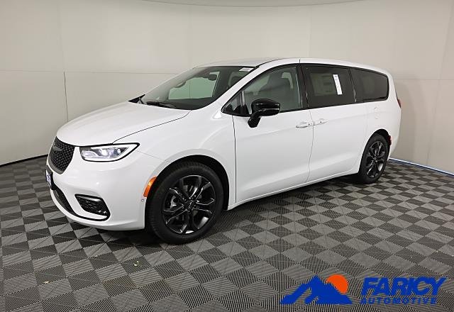2026 Chrysler Pacifica Select's photo