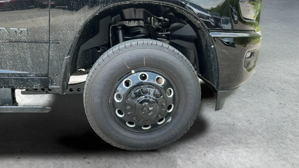 New 2026 Diamond Black Crystal Pearl-Coat Exterior Paint RAM Laramie image 21