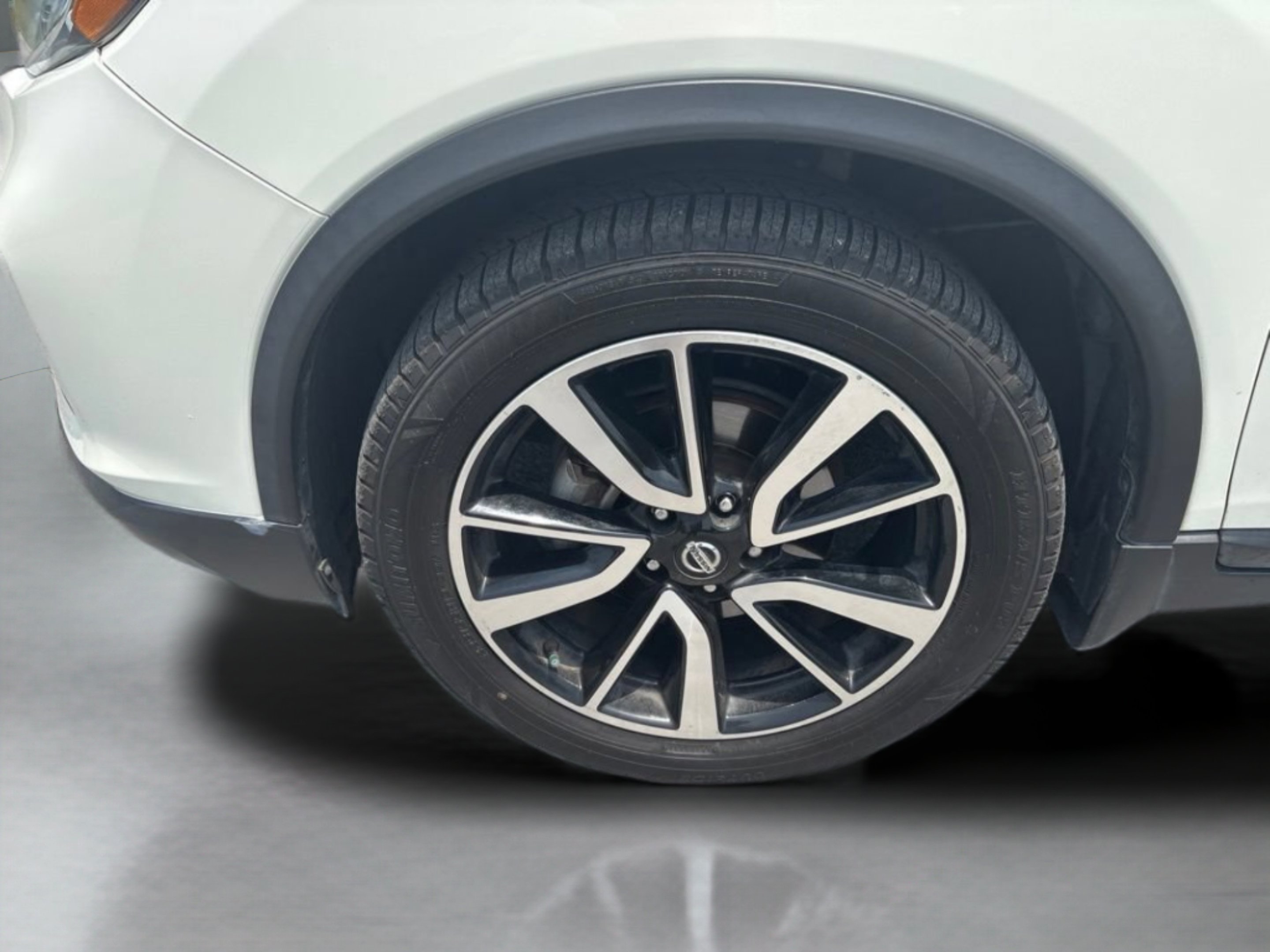 Used 2020 Pearl White Tricoat Nissan SL image 32