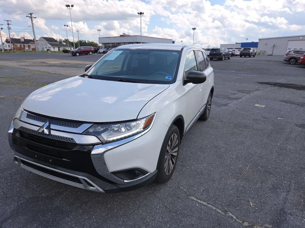 Used 2020 White Mitsubishi  image 3