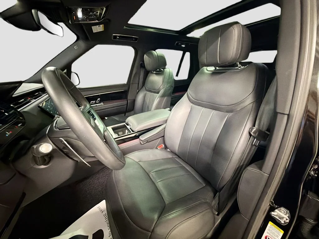 Used 2025  Land Rover SE image 5