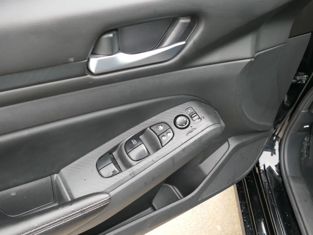 Used 2024 Super Black Nissan 2.5 SV image 9