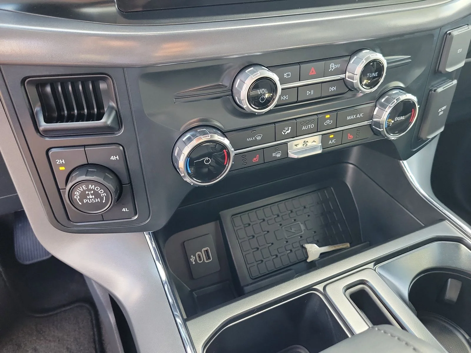 Certified Used 2025 Blue Ford XLT image 26