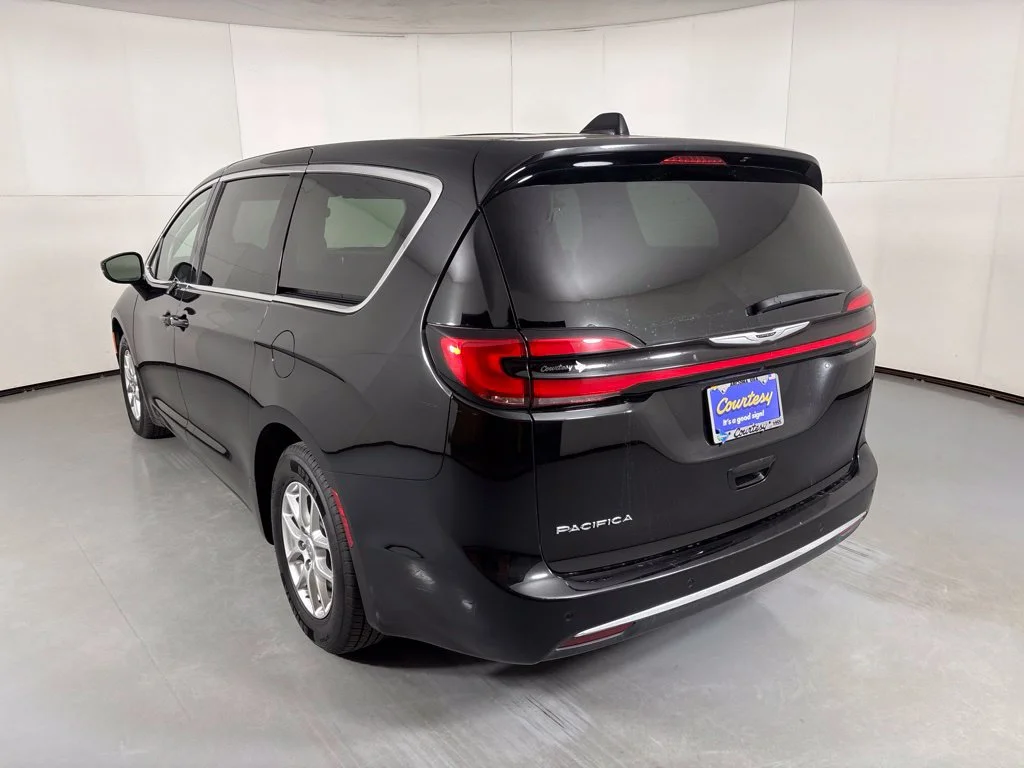 Used 2024 Black Chrysler Touring L image 6