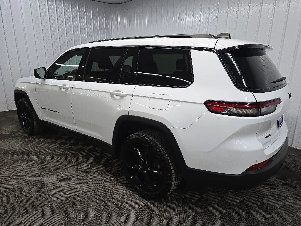 Used 2023 White Jeep Altitude image 9