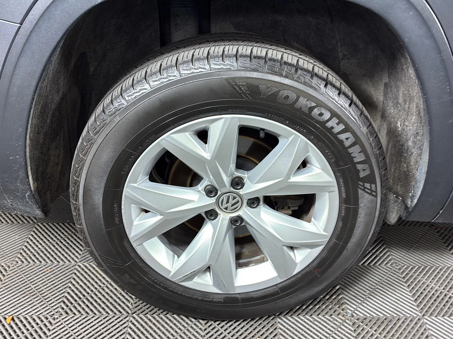 Used 2019 Platinum Gray Metallic Volkswagen 3.6L V6 SE image 14