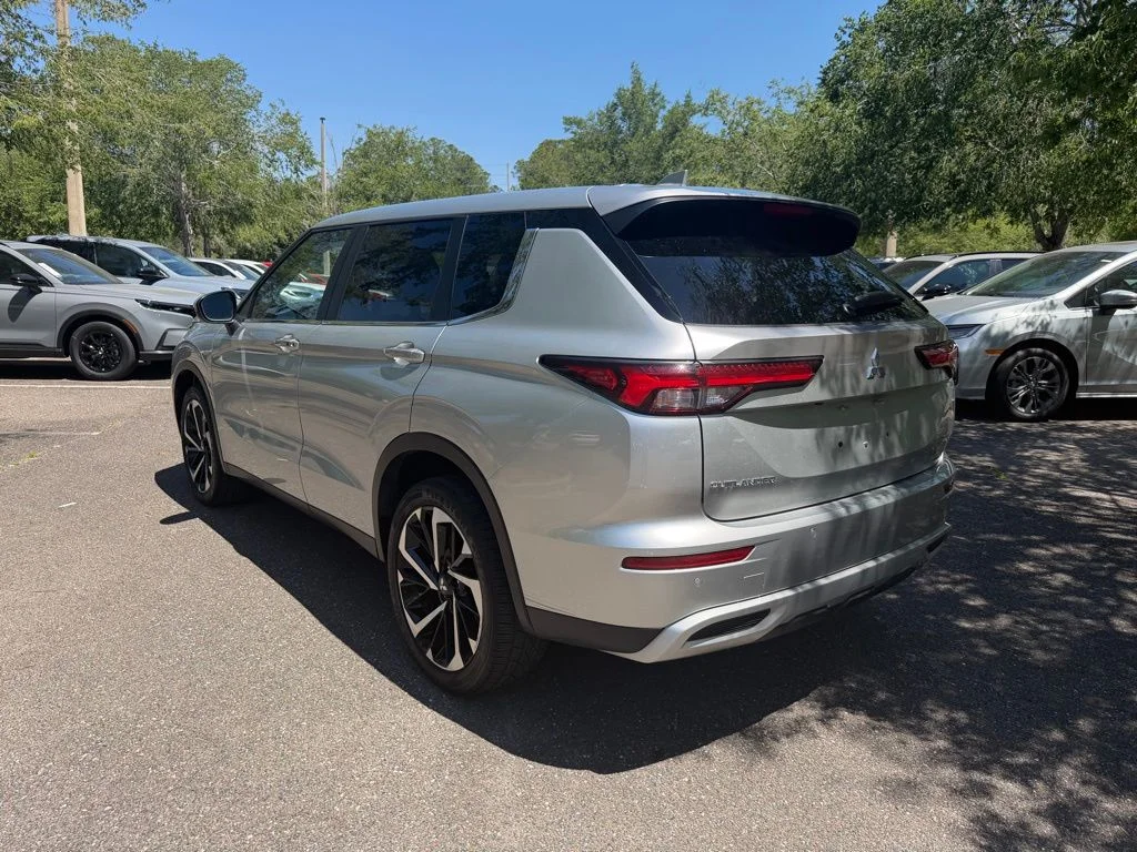 Used 2024  Mitsubishi SE Black Edition image 4