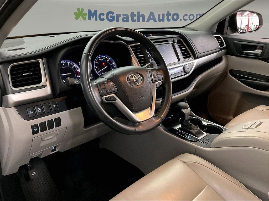 Used 2018 Silver Toyota XLE image 17