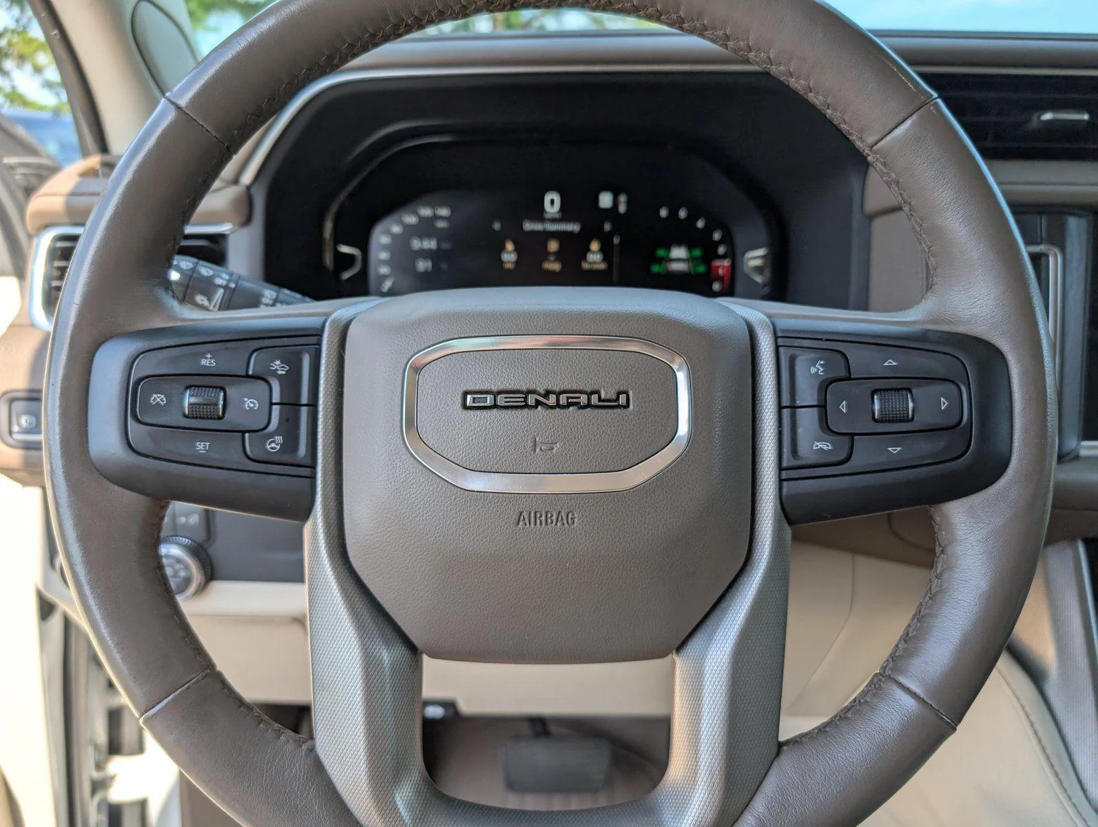 Used 2022 White Frost Tricoat GMC Denali image 26