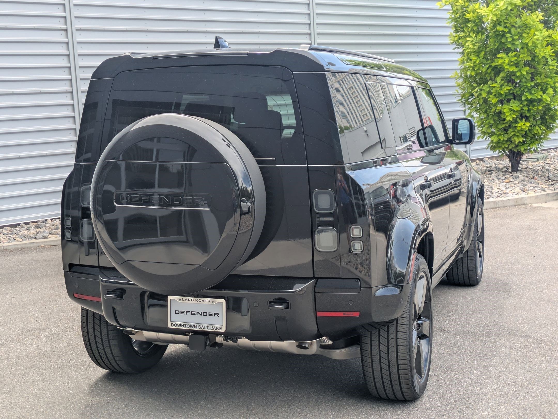 New 2026 Santorini Black Land Rover P400 X-Dynamic SE image 5
