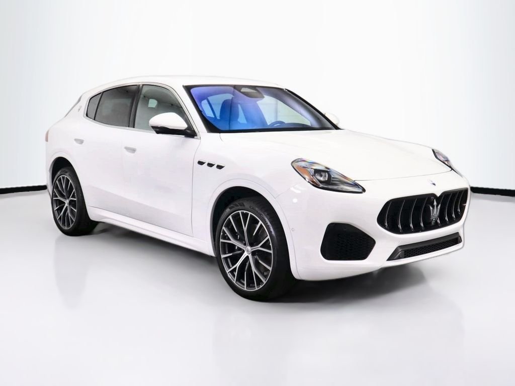 Used 2025 Bianco Astro Metallic Maserati Base image 3