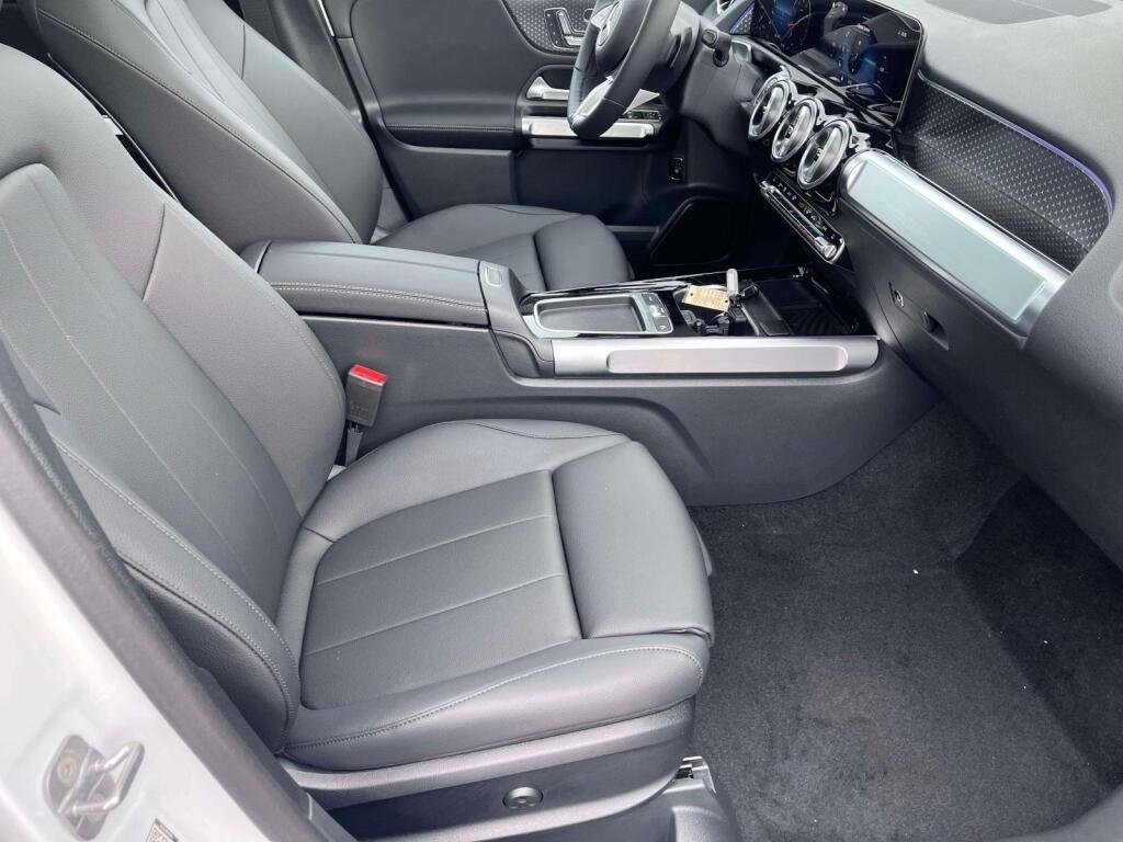 New 2026 Polar White Mercedes-Benz GLB 250 image 20