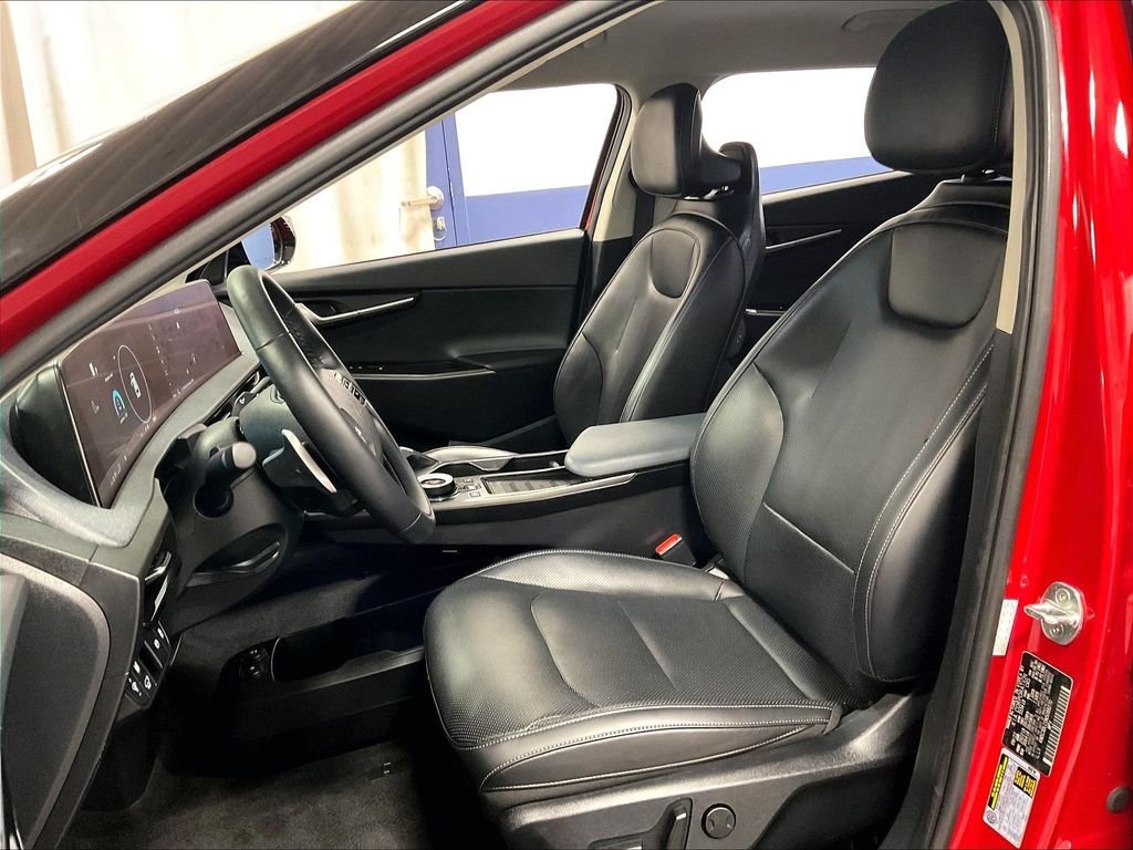 Used 2022 Red Kia Wind image 10