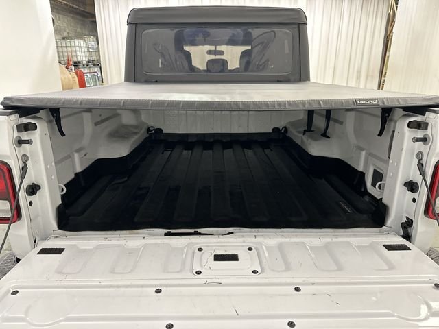Used 2022 White Jeep Sport image 21