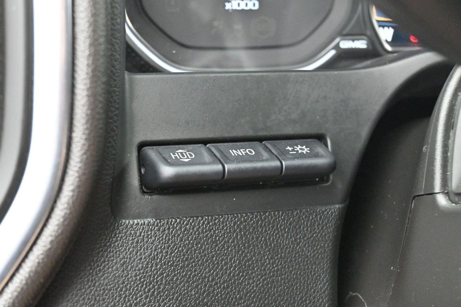 Used 2022 White Frost Tricoat GMC Denali image 31