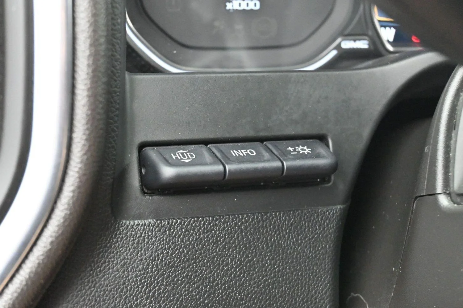 Used 2022 White Frost Tricoat GMC Denali image 31