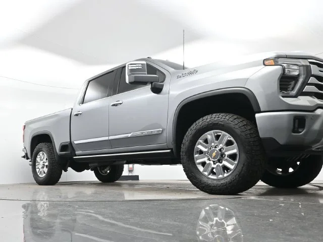 Used 2025 Sterling Gray Metallic Chevrolet High Country image 25