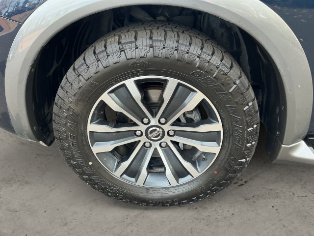 Used 2020 Blue Nissan SL image 9
