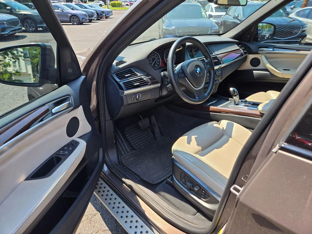 Used 2013 Bronze Metallic BMW xDrive50i image 21