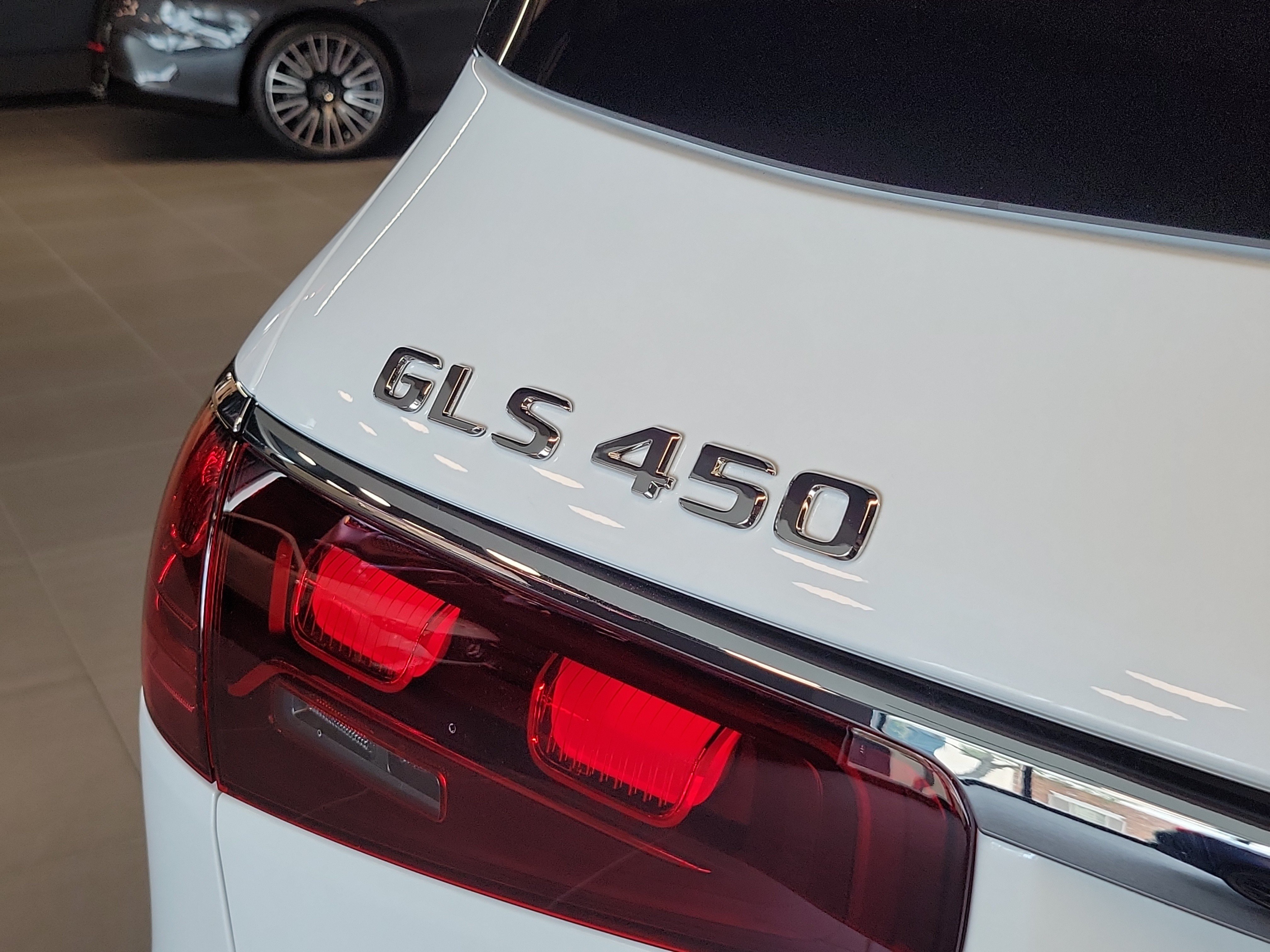 New 2026 MANUFAKTUR Moonlight White Metallic Mercedes-Benz GLS 450 image 39