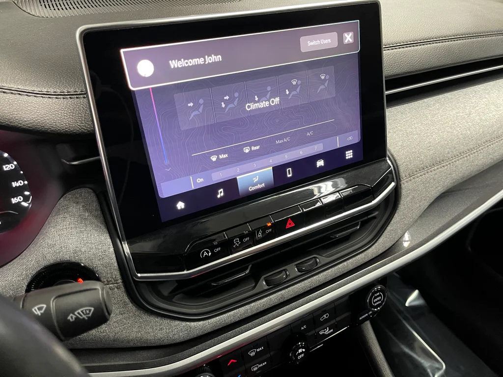 Used 2022 Silver Jeep Latitude Lux image 23