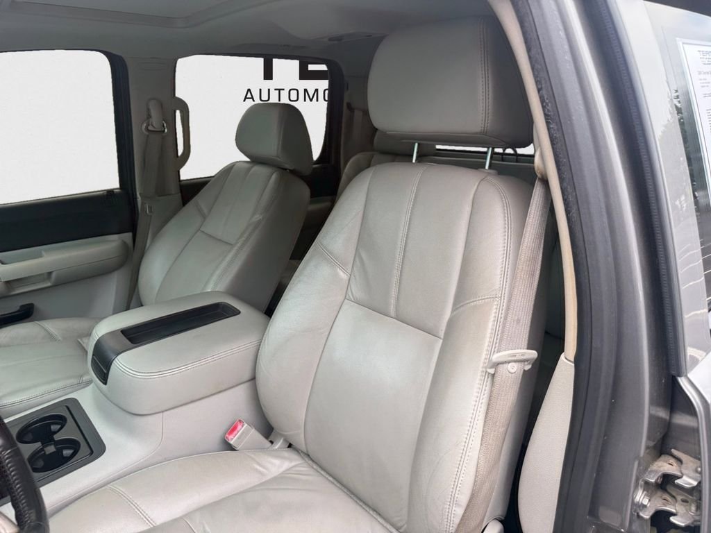Used 2009 Gray Chevrolet 2HY image 26