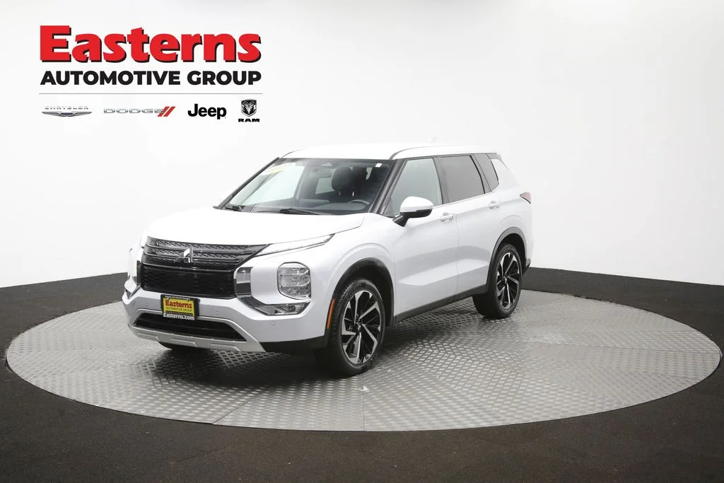 Used 2022 White Mitsubishi SE image 54