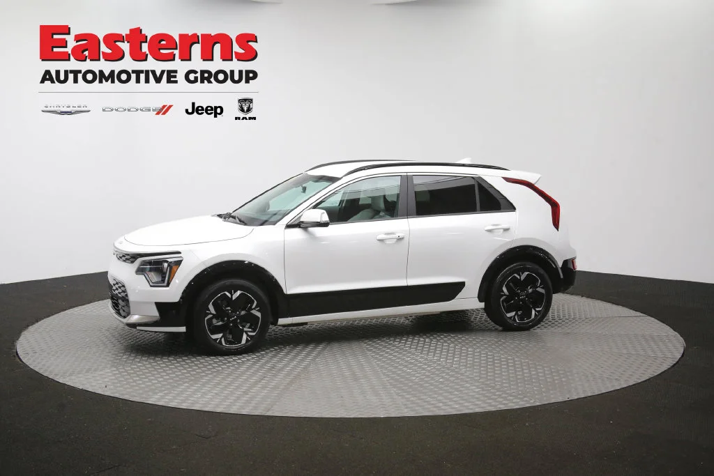Used 2023 White Kia Wind image 53