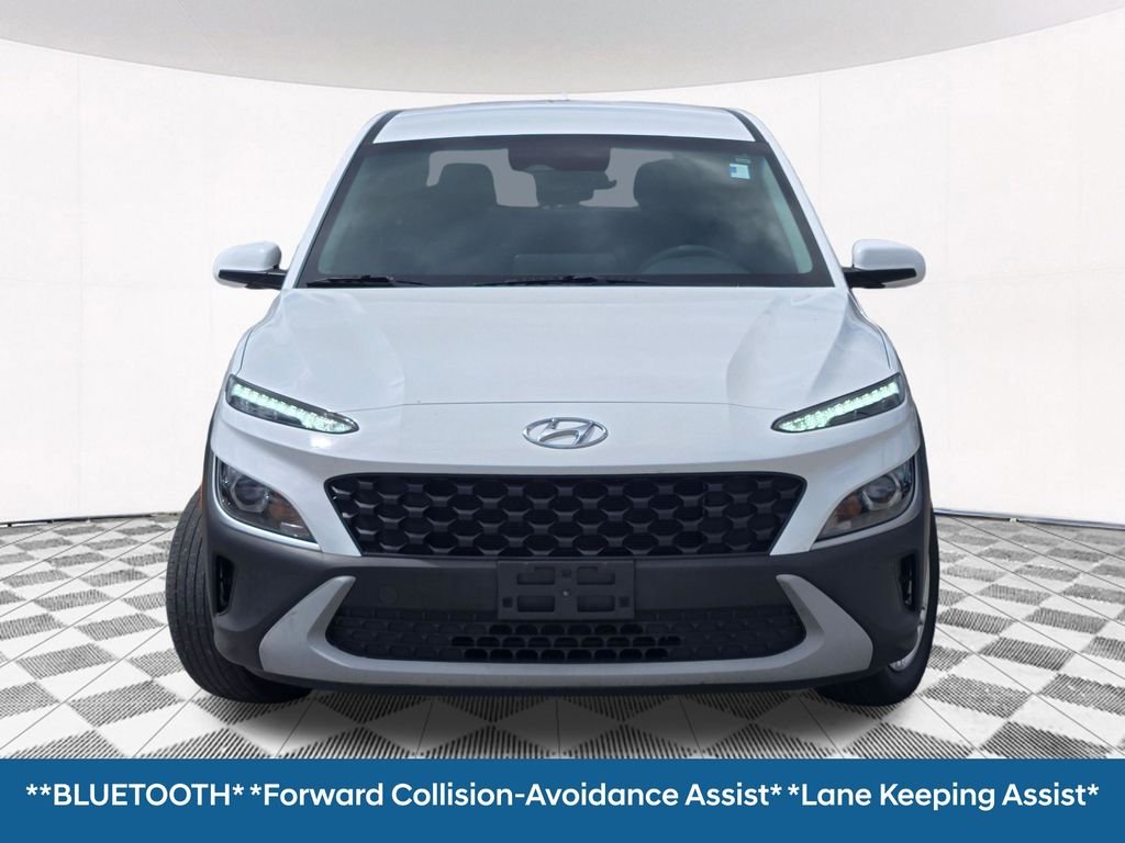 Used 2022 White Hyundai SE image 4