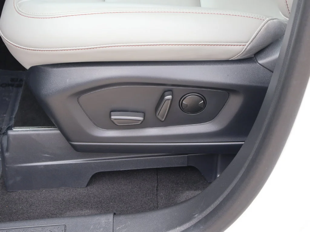 New 2026 Star White Metallic Tri-Coat Ford Active image 25