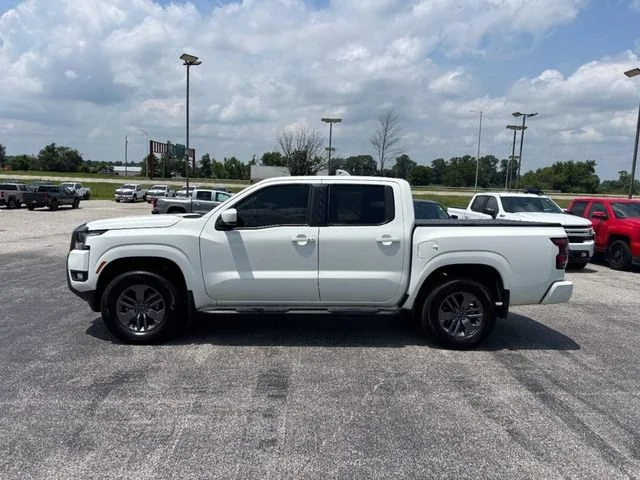 Used 2025 White Nissan Crew Cab SV 4x4 image 2
