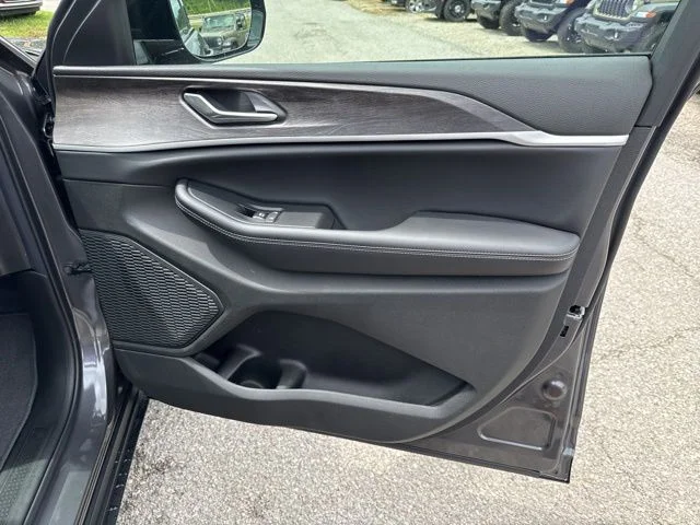 New 2026 Baltic Gray Metallic Clear-Coat Exterior Paint Jeep Altitude image 28