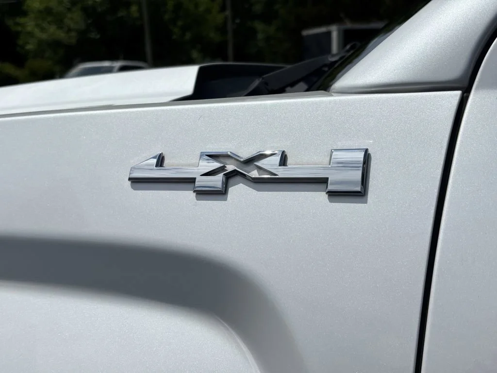 Used 2018 WHITE FROST TRICOAT GMC SLT image 36