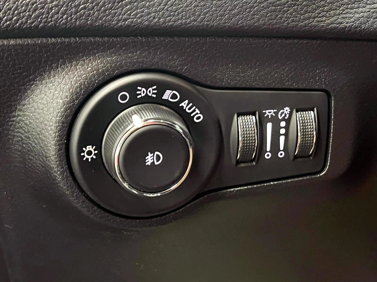 Used 2019 Diamond Black Crystal Pearlcoat Jeep Limited image 20