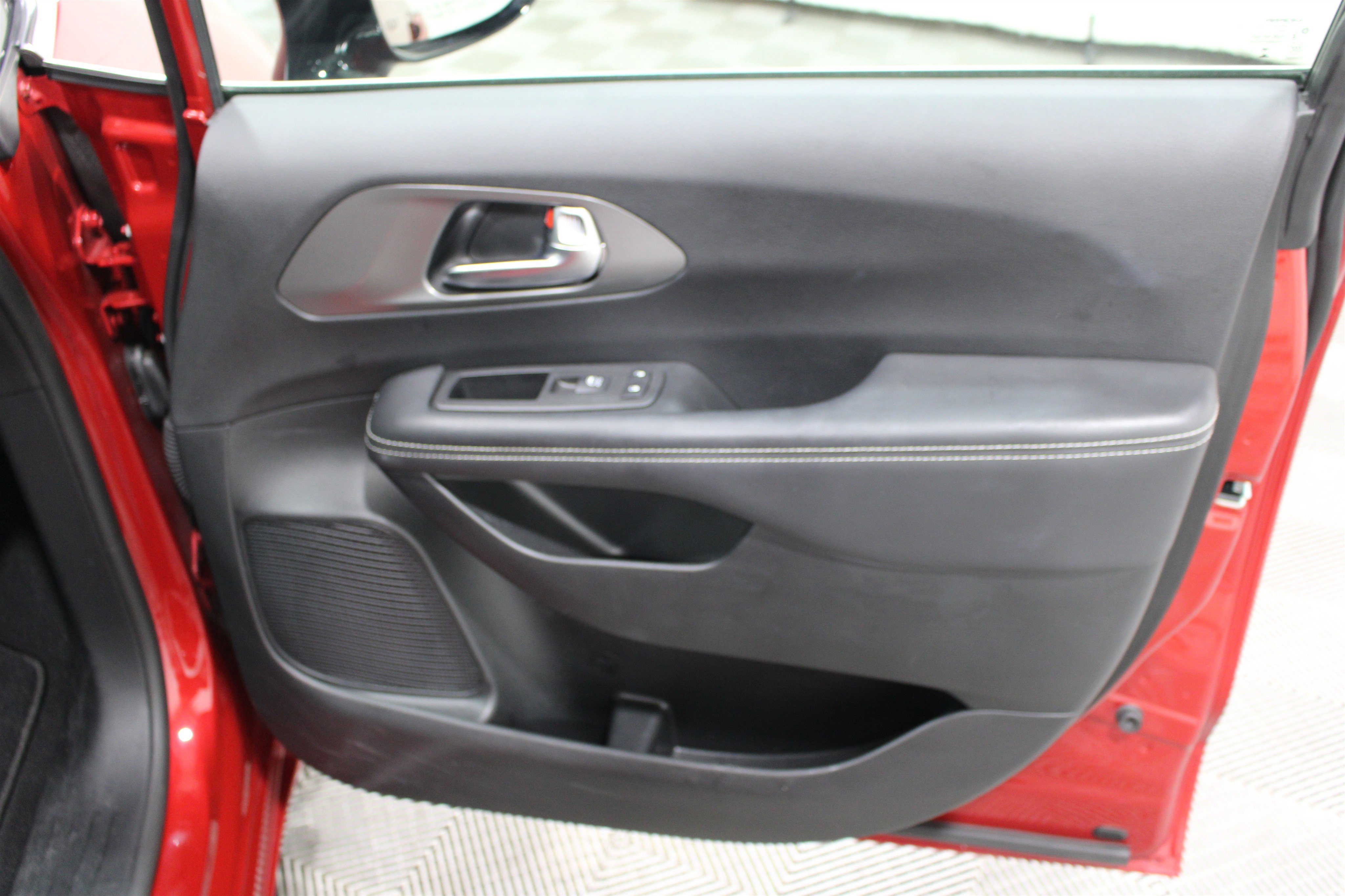 Used 2025 Red Hot Pearlcoat Chrysler Select image 27