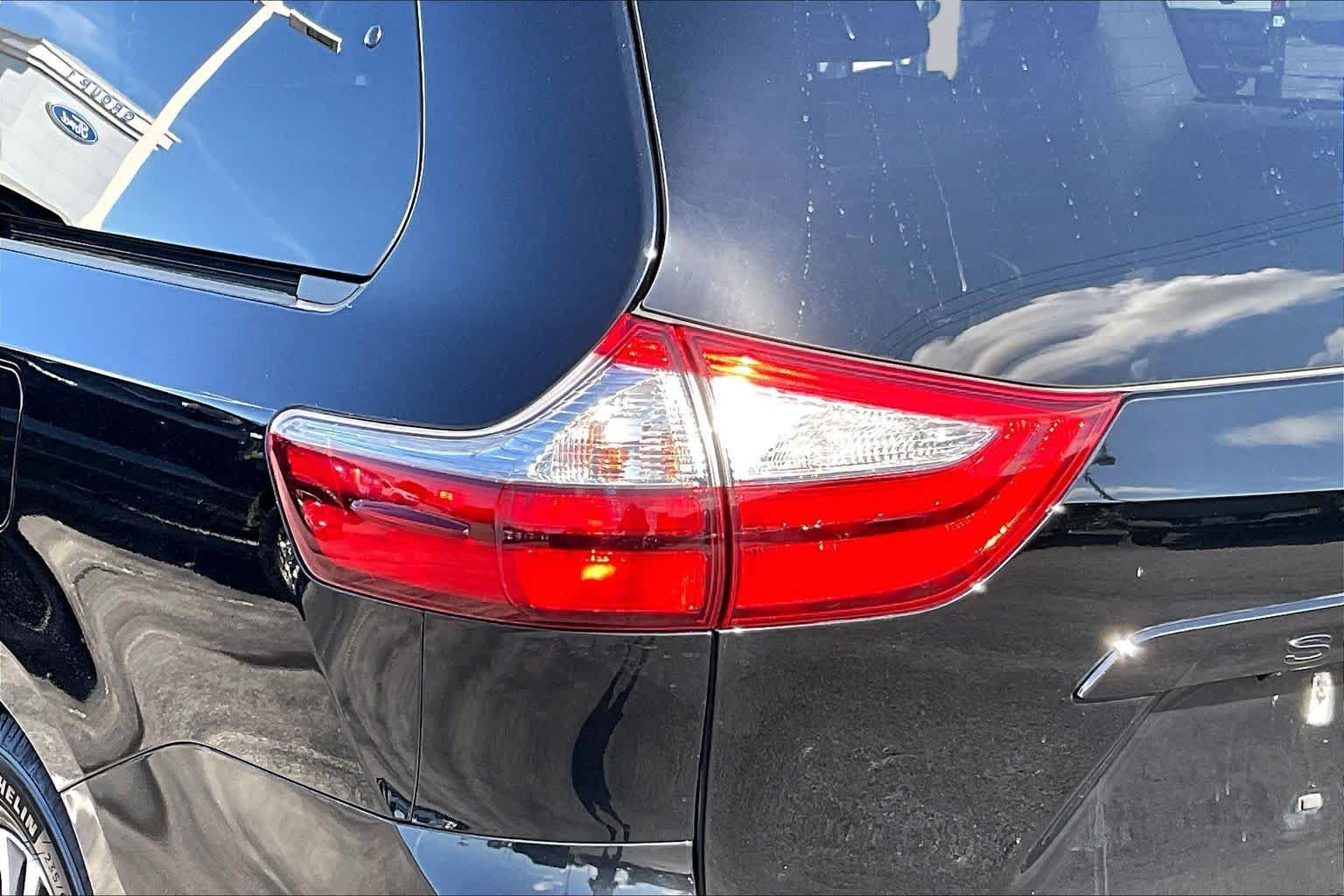 Used 2019 Midnight Black Metallic Toyota XLE Premium image 26
