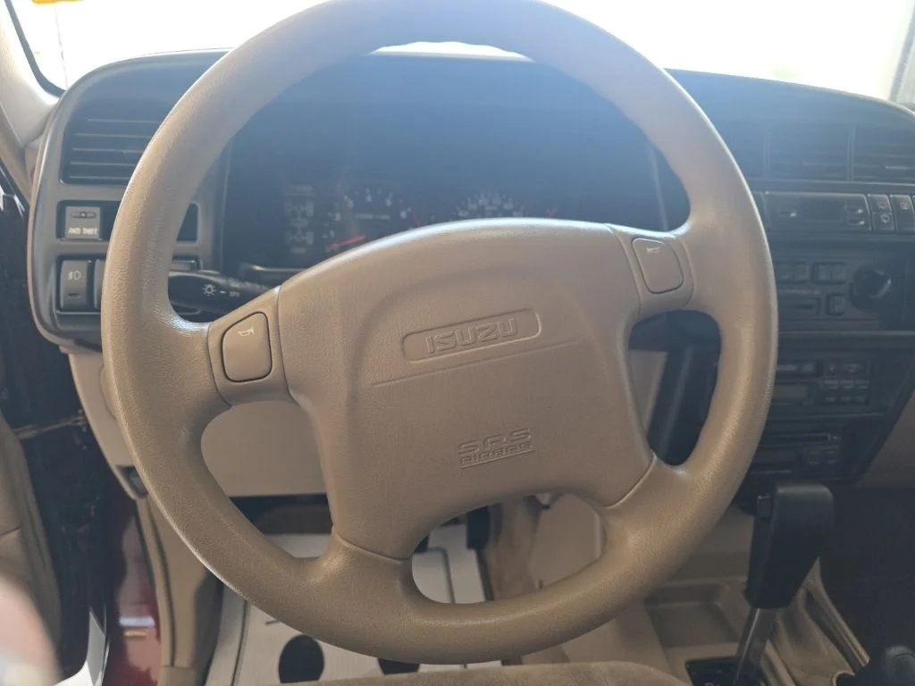 Used 2000 Red Isuzu S image 11