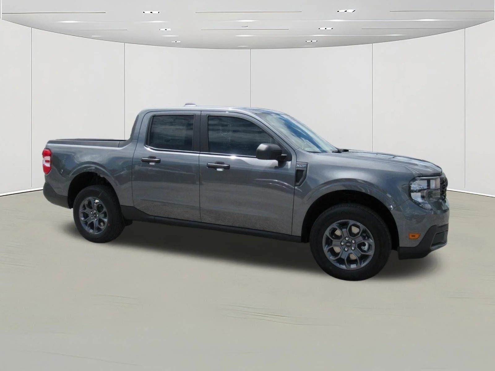 New 2026 Carbonized Gray Metallic Ford XLT image 2