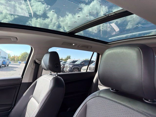 Used 2018 Pearl Metallic Volkswagen SE image 15