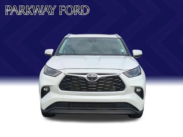 Used 2023 Beige Toyota XLE image 8