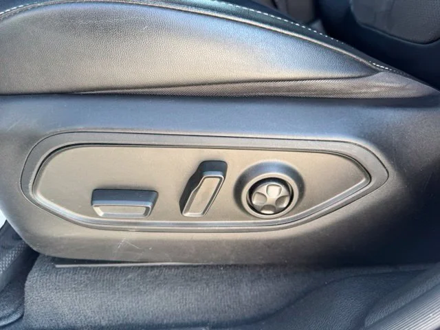 Used 2022 White Jeep Altitude image 22