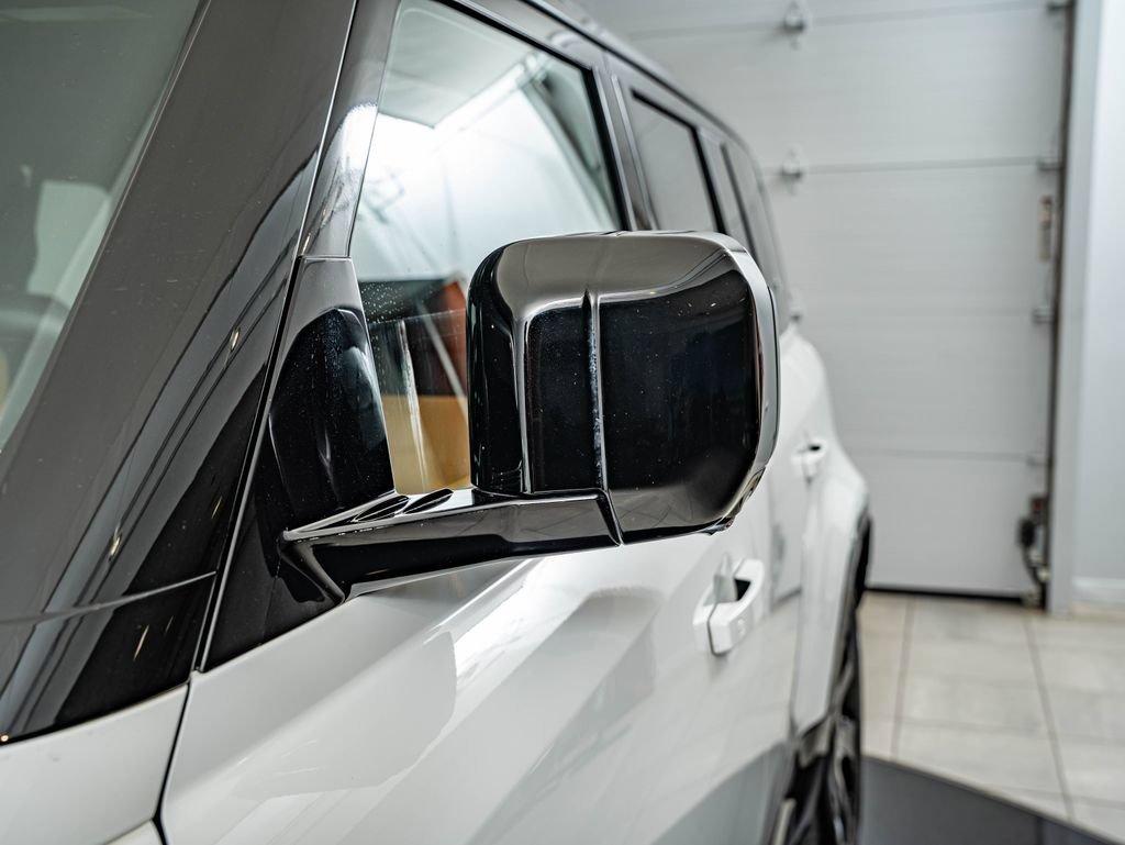 Used 2024 White Land Rover X-Dynamic SE image 9