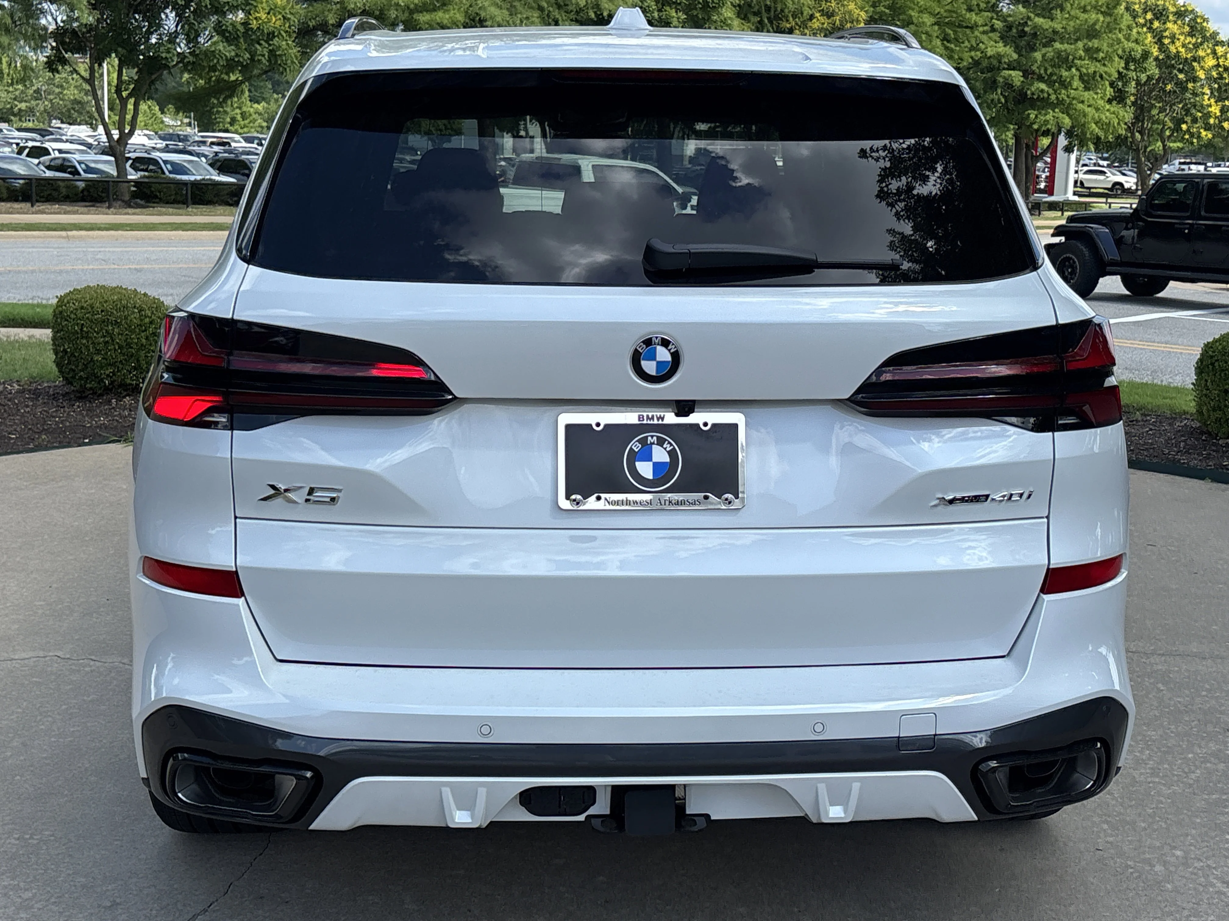 New 2026 MINERAL WHITE BMW xDrive40i image 4
